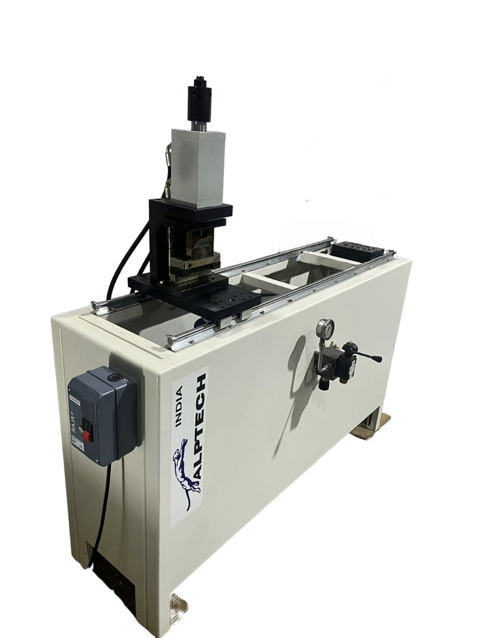 SOLPUNCH Single HEAD HYDRAULIC PUNCHING MACHINE (1.5 Meter)